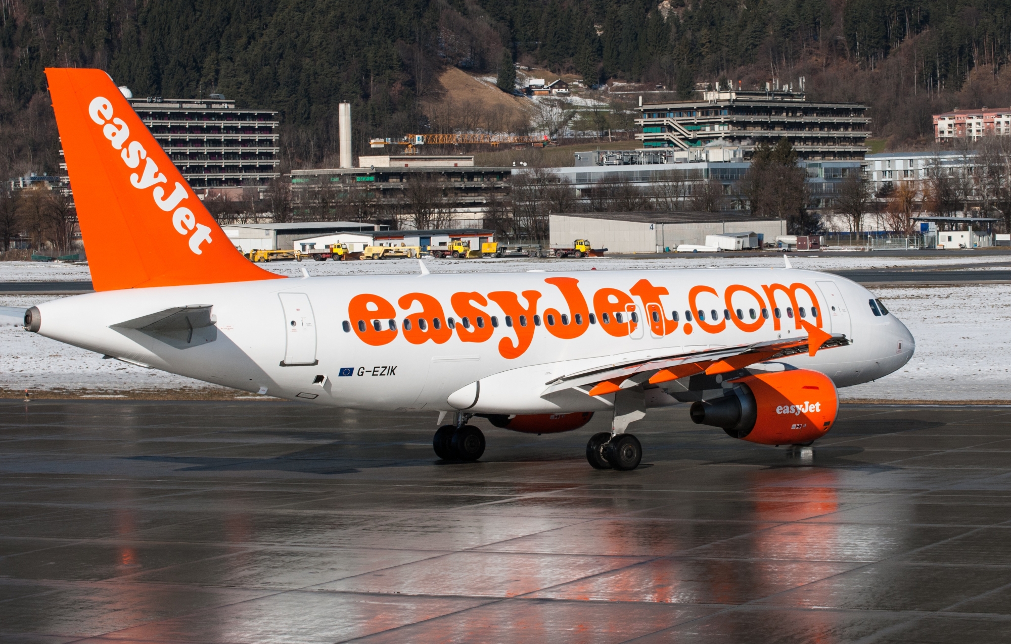 EasyJet boss denounces ‘illegal’ fines over hand luggage charges